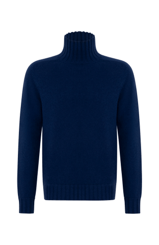 Vorderansicht eines hochwertigen Herrenpullovers aus reinem Kaschmir von Frauenschuh, Modell „Aiden 2.0“ (Artikelnummer Aiden-WS_249-0), Farbe Alaska-Blue. Der luxuriöse Strickpullover für Herbst und Winter verfügt über einen eleganten, schmalen Stehkragen und ist aus feinstem Cashmere gefertigt. Die Ärmelabschlüsse, der Kragen und der untere Abschluss sind in feiner Rippenstruktur gestrickt und setzen sich optisch und haptisch vom glatt gestrickten Körper ab. Ein stilvolles, sportlich-elegantes Basic.