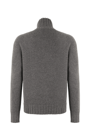 Rückansicht eines hochwertigen Herrenpullovers aus reinem Kaschmir von Frauenschuh, Modell „Aiden 2.0“ (Artikelnummer Aiden-WS_131-0), Farbe Grau. Der luxuriöse Strickpullover für Herbst und Winter verfügt über einen eleganten, schmalen Stehkragen und ist aus feinstem Cashmere gefertigt. Die Ärmelabschlüsse, der Kragen und der untere Abschluss sind in feiner Rippenstruktur gestrickt und setzen sich optisch und haptisch vom glatt gestrickten Körper ab. Ein stilvolles, sportlich-elegantes Basic.