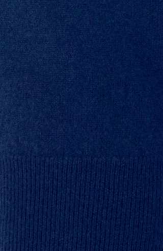 Detailaufnahme des Kaschmirpullovers „Nio2.0-WS“ von Frauenschuh in der Farbe Alaska Blue; im Fokus steht der fein gerippte Saumbund sowie die weiche, dicht gestrickte Oberfläche des hochwertigen Kaschmirgarns; die Struktur wirkt gleichmäßig und luxuriös, mit natürlichem Glanz und hervorragender Verarbeitungsqualität – ideal für Premium-Herbst- und Wintermode mit alpiner Herkunft