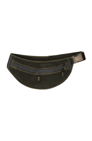 Beltbag-L Hüfttasche aus hochwertigem Loden mit geräumigem Hauptfach und zwei kleinen Ziptaschen auf der Vorderseite. Weitenverstellbarer Gurt mit Steckschließe in Metalloptik. Innenmaterial aus wasserabweisendem Performance Ski. Leicht und körpernah tragbar – klassisch um die Hüfte oder quer über den Rücken. In der Farbe Dunkelgrün (Farbe: ivy color)