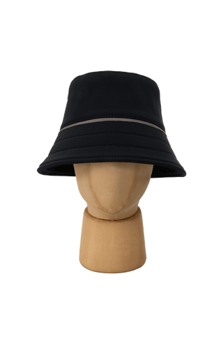 Hat-S Fischerhut aus Schöller Softshell. Nahtbetonung dank Ripsband. Krempe mit Dreifachnaht. Wind- und wasserabweisend, bi-elastisch für Formstabilität und Passgenauigkeit. In der Farbe Schwarz (Farbe: black)
