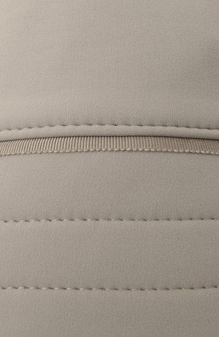 Hat-S Fischerhut aus Schöller Softshell. Nahtbetonung dank Ripsband. Krempe mit Dreifachnaht. Wind- und wasserabweisend, bi-elastisch für Formstabilität und Passgenauigkeit. In der Farbe Braun (Farbe: cashmere)