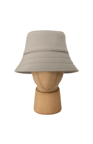 Hat-S Fischerhut aus Schöller Softshell. Nahtbetonung dank Ripsband. Krempe mit Dreifachnaht. Wind- und wasserabweisend, bi-elastisch für Formstabilität und Passgenauigkeit. In der Farbe Braun (Farbe: cashmere)