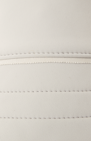 Hat-S Fischerhut aus Schöller Softshell. Nahtbetonung dank Ripsband. Krempe mit Dreifachnaht. Wind- und wasserabweisend, bi-elastisch für Formstabilität und Passgenauigkeit. In der Farbe Weiß-Beige (Farbe: sandstone)