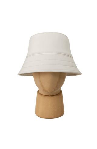 Hat-S Fischerhut aus Schöller Softshell. Nahtbetonung dank Ripsband. Krempe mit Dreifachnaht. Wind- und wasserabweisend, bi-elastisch für Formstabilität und Passgenauigkeit. In der Farbe Weiß-Beige (Farbe: sandstone)