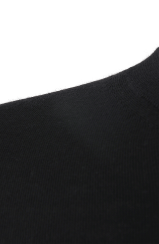 Herren-Pullover aus hochwertiger, weicher Wollqualität mit klassischem Rundhalsausschnitt und zeitlosem Design. Angenehm auf der Haut zu tragen, mit Rippstrick an Bündchen und Saum für eine optimale Passform. Vielseitig kombinierbar – elegant unter dem Sakko oder lässig zur Jeans.
