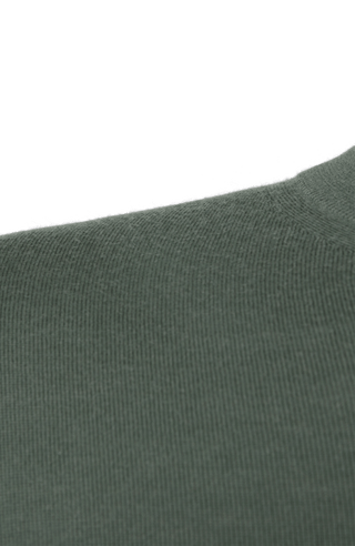 Herren-Pullover aus hochwertiger, weicher Wollqualität mit klassischem Rundhalsausschnitt und zeitlosem Design. Angenehm auf der Haut zu tragen, mit Rippstrick an Bündchen und Saum für eine optimale Passform. Vielseitig kombinierbar – elegant unter dem Sakko oder lässig zur Jeans.
