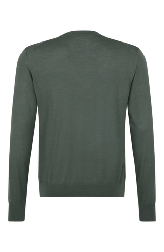 Herren-Pullover aus hochwertiger, weicher Wollqualität mit klassischem Rundhalsausschnitt und zeitlosem Design. Angenehm auf der Haut zu tragen, mit Rippstrick an Bündchen und Saum für eine optimale Passform. Vielseitig kombinierbar – elegant unter dem Sakko oder lässig zur Jeans.

