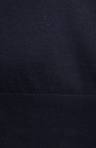 Herren-Pullover aus hochwertiger, weicher Wollqualität mit klassischem Rundhalsausschnitt und zeitlosem Design. Angenehm auf der Haut zu tragen, mit Rippstrick an Bündchen und Saum für eine optimale Passform. Vielseitig kombinierbar – elegant unter dem Sakko oder lässig zur Jeans.
