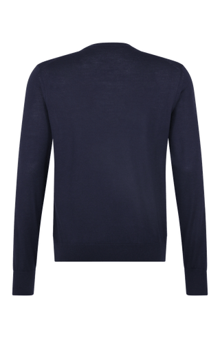 Herren-Pullover aus hochwertiger, weicher Wollqualität mit klassischem Rundhalsausschnitt und zeitlosem Design. Angenehm auf der Haut zu tragen, mit Rippstrick an Bündchen und Saum für eine optimale Passform. Vielseitig kombinierbar – elegant unter dem Sakko oder lässig zur Jeans.
