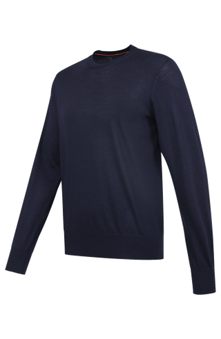 Herren-Pullover aus hochwertiger, weicher Wollqualität mit klassischem Rundhalsausschnitt und zeitlosem Design. Angenehm auf der Haut zu tragen, mit Rippstrick an Bündchen und Saum für eine optimale Passform. Vielseitig kombinierbar – elegant unter dem Sakko oder lässig zur Jeans.
