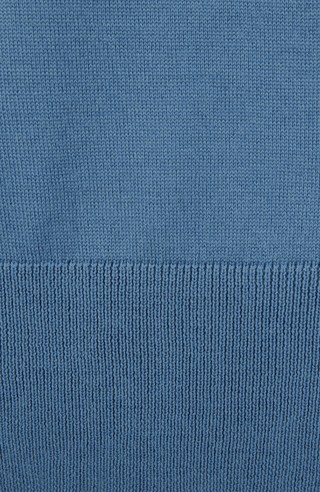 Herren-Pullover aus hochwertiger, weicher Wollqualität mit klassischem Rundhalsausschnitt und zeitlosem Design. Angenehm auf der Haut zu tragen, mit Rippstrick an Bündchen und Saum für eine optimale Passform. Vielseitig kombinierbar – elegant unter dem Sakko oder lässig zur Jeans.
