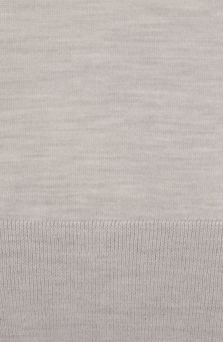 Herren-Pullover aus hochwertiger, weicher Wollqualität mit klassischem Rundhalsausschnitt und zeitlosem Design. Angenehm auf der Haut zu tragen, mit Rippstrick an Bündchen und Saum für eine optimale Passform. Vielseitig kombinierbar – elegant unter dem Sakko oder lässig zur Jeans.
