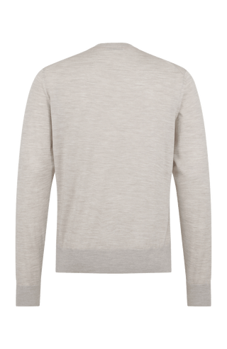 Herren-Pullover aus hochwertiger, weicher Wollqualität mit klassischem Rundhalsausschnitt und zeitlosem Design. Angenehm auf der Haut zu tragen, mit Rippstrick an Bündchen und Saum für eine optimale Passform. Vielseitig kombinierbar – elegant unter dem Sakko oder lässig zur Jeans.
