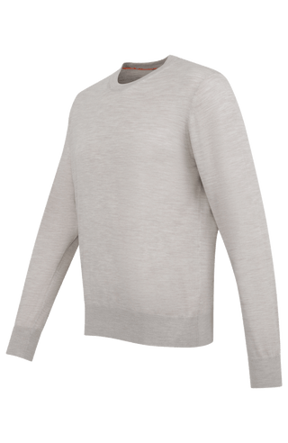 Herren-Pullover aus hochwertiger, weicher Wollqualität mit klassischem Rundhalsausschnitt und zeitlosem Design. Angenehm auf der Haut zu tragen, mit Rippstrick an Bündchen und Saum für eine optimale Passform. Vielseitig kombinierbar – elegant unter dem Sakko oder lässig zur Jeans.
