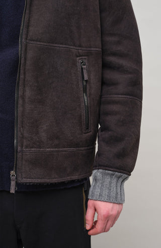 Herren-Lederjacke Modell Alvin MV in Farbe Elefant – Detailansicht mit Stehkragen und Lammfellfutter