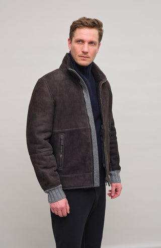 Herren-Lederjacke Modell Alvin MV in Farbe Elefant – Vorderanicht Model mit Stehkragen und Lammfellfutter