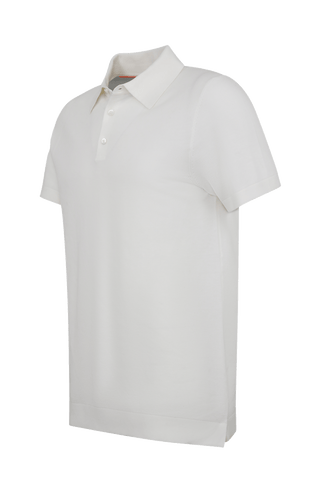 Herren-Poloshirt aus feinster italienischer Baumwolle in superweicher, atmungsaktiver Piqué-Qualität. Klassischer Polokragen mit 3-Knopfleiste sowie Rippstrickbündchen an Ärmeln und Kragen für eine optimale Passform. Gerader Schnitt für eine moderne, maskuline Silhouette. Vielseitig kombinierbar von Casual bis elegant, angenehm auf der Haut und pflegeleicht.