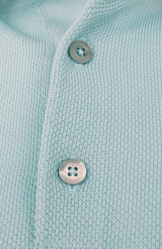 Herren-Poloshirt aus feinster italienischer Baumwolle in superweicher, atmungsaktiver Piqué-Qualität. Klassischer Polokragen mit 3-Knopfleiste sowie Rippstrickbündchen an Ärmeln und Kragen für eine optimale Passform. Gerader Schnitt für eine moderne, maskuline Silhouette. Vielseitig kombinierbar von Casual bis elegant, angenehm auf der Haut und pflegeleicht.
