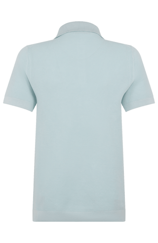 Herren-Poloshirt aus feinster italienischer Baumwolle in superweicher, atmungsaktiver Piqué-Qualität. Klassischer Polokragen mit 3-Knopfleiste sowie Rippstrickbündchen an Ärmeln und Kragen für eine optimale Passform. Gerader Schnitt für eine moderne, maskuline Silhouette. Vielseitig kombinierbar von Casual bis elegant, angenehm auf der Haut und pflegeleicht.