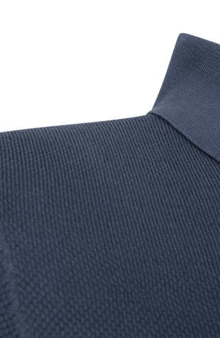 Herren-Poloshirt aus feinster italienischer Baumwolle in superweicher, atmungsaktiver Piqué-Qualität. Klassischer Polokragen mit 3-Knopfleiste sowie Rippstrickbündchen an Ärmeln und Kragen für eine optimale Passform. Gerader Schnitt für eine moderne, maskuline Silhouette. Vielseitig kombinierbar von Casual bis elegant, angenehm auf der Haut und pflegeleicht.
