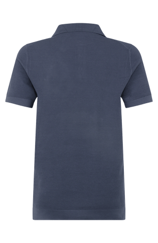 Herren-Poloshirt aus feinster italienischer Baumwolle in superweicher, atmungsaktiver Piqué-Qualität. Klassischer Polokragen mit 3-Knopfleiste sowie Rippstrickbündchen an Ärmeln und Kragen für eine optimale Passform. Gerader Schnitt für eine moderne, maskuline Silhouette. Vielseitig kombinierbar von Casual bis elegant, angenehm auf der Haut und pflegeleicht.
