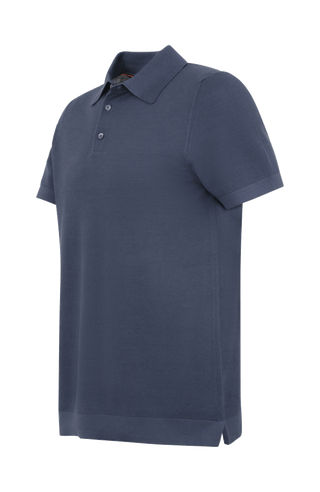 Herren-Poloshirt aus feinster italienischer Baumwolle in superweicher, atmungsaktiver Piqué-Qualität. Klassischer Polokragen mit 3-Knopfleiste sowie Rippstrickbündchen an Ärmeln und Kragen für eine optimale Passform. Gerader Schnitt für eine moderne, maskuline Silhouette. Vielseitig kombinierbar von Casual bis elegant, angenehm auf der Haut und pflegeleicht.