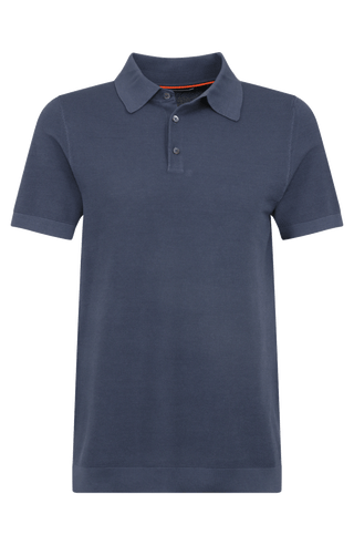 Herren-Poloshirt aus feinster italienischer Baumwolle in superweicher, atmungsaktiver Piqué-Qualität. Klassischer Polokragen mit 3-Knopfleiste sowie Rippstrickbündchen an Ärmeln und Kragen für eine optimale Passform. Gerader Schnitt für eine moderne, maskuline Silhouette. Vielseitig kombinierbar von Casual bis elegant, angenehm auf der Haut und pflegeleicht.