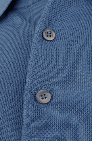Herren-Poloshirt aus feinster italienischer Baumwolle in superweicher, atmungsaktiver Piqué-Qualität. Klassischer Polokragen mit 3-Knopfleiste sowie Rippstrickbündchen an Ärmeln und Kragen für eine optimale Passform. Gerader Schnitt für eine moderne, maskuline Silhouette. Vielseitig kombinierbar von Casual bis elegant, angenehm auf der Haut und pflegeleicht.