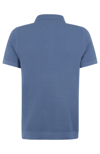 Herren-Poloshirt aus feinster italienischer Baumwolle in superweicher, atmungsaktiver Piqué-Qualität. Klassischer Polokragen mit 3-Knopfleiste sowie Rippstrickbündchen an Ärmeln und Kragen für eine optimale Passform. Gerader Schnitt für eine moderne, maskuline Silhouette. Vielseitig kombinierbar von Casual bis elegant, angenehm auf der Haut und pflegeleicht.