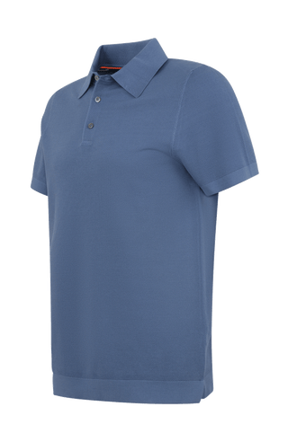 Herren-Poloshirt aus feinster italienischer Baumwolle in superweicher, atmungsaktiver Piqué-Qualität. Klassischer Polokragen mit 3-Knopfleiste sowie Rippstrickbündchen an Ärmeln und Kragen für eine optimale Passform. Gerader Schnitt für eine moderne, maskuline Silhouette. Vielseitig kombinierbar von Casual bis elegant, angenehm auf der Haut und pflegeleicht.