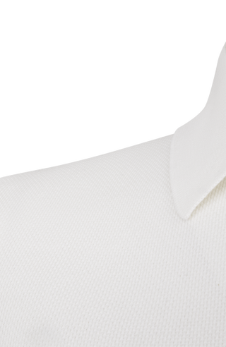 Herren-Poloshirt aus feinster italienischer Baumwolle in superweicher, atmungsaktiver Piqué-Qualität. Klassischer Polokragen mit 3-Knopfleiste sowie Rippstrickbündchen an Ärmeln und Kragen für eine optimale Passform. Gerader Schnitt für eine moderne, maskuline Silhouette. Vielseitig kombinierbar von Casual bis elegant, angenehm auf der Haut und pflegeleicht.