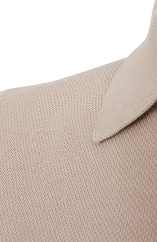 Herren-Poloshirt aus feinster italienischer Baumwolle in superweicher, atmungsaktiver Piqué-Qualität. Klassischer Polokragen mit 3-Knopfleiste sowie Rippstrickbündchen an Ärmeln und Kragen für eine optimale Passform. Gerader Schnitt für eine moderne, maskuline Silhouette. Vielseitig kombinierbar von Casual bis elegant, angenehm auf der Haut und pflegeleicht.