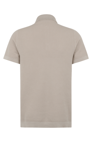 Herren-Poloshirt aus feinster italienischer Baumwolle in superweicher, atmungsaktiver Piqué-Qualität. Klassischer Polokragen mit 3-Knopfleiste sowie Rippstrickbündchen an Ärmeln und Kragen für eine optimale Passform. Gerader Schnitt für eine moderne, maskuline Silhouette. Vielseitig kombinierbar von Casual bis elegant, angenehm auf der Haut und pflegeleicht.