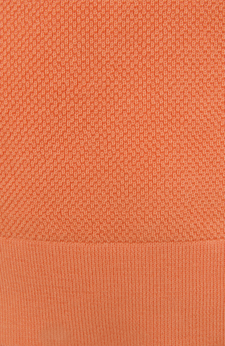 Herren-Poloshirt aus feinster italienischer Baumwolle in superweicher, atmungsaktiver Piqué-Qualität. Klassischer Polokragen mit 3-Knopfleiste sowie Rippstrickbündchen an Ärmeln und Kragen für eine optimale Passform. Gerader Schnitt für eine moderne, maskuline Silhouette. Vielseitig kombinierbar von Casual bis elegant, angenehm auf der Haut und pflegeleicht.