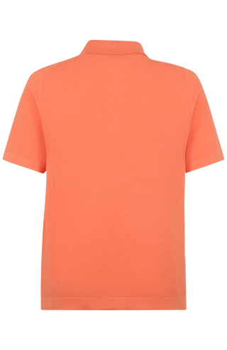 Herren-Poloshirt aus feinster italienischer Baumwolle in superweicher, atmungsaktiver Piqué-Qualität. Klassischer Polokragen mit 3-Knopfleiste sowie Rippstrickbündchen an Ärmeln und Kragen für eine optimale Passform. Gerader Schnitt für eine moderne, maskuline Silhouette. Vielseitig kombinierbar von Casual bis elegant, angenehm auf der Haut und pflegeleicht.
