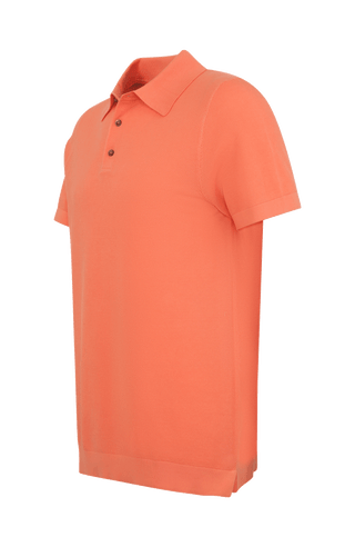 Herren-Poloshirt aus feinster italienischer Baumwolle in superweicher, atmungsaktiver Piqué-Qualität. Klassischer Polokragen mit 3-Knopfleiste sowie Rippstrickbündchen an Ärmeln und Kragen für eine optimale Passform. Gerader Schnitt für eine moderne, maskuline Silhouette. Vielseitig kombinierbar von Casual bis elegant, angenehm auf der Haut und pflegeleicht.