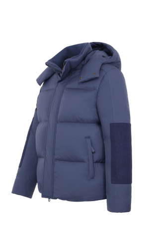 Frauenschuh Herren-Skijacke mit Daunenfüllung, Modell 724717 Teddy-LIN, Farbe Alaskablue – Seitenansicht luxuriösen Winterjacke aus Light Italian Nylon mit Loden-Details.