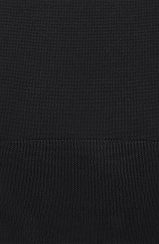 Herren-Pullover mit klassischem V-Ausschnitt aus feiner, hochwertiger Wollqualität aus Italien. Besonders weich und angenehm auf der Haut, mit zeitlosem Design und feiner Strickstruktur. Rippstrickbündchen an Ärmeln und Saum sorgen für eine optimale Passform. Vielseitig kombinierbar – elegant unter dem Sakko oder lässig zur Jeans.
