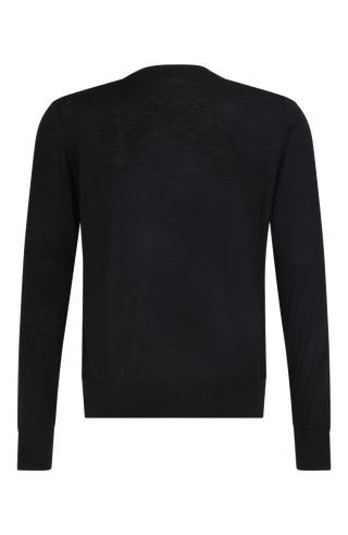 Herren-Pullover mit klassischem V-Ausschnitt aus feiner, hochwertiger Wollqualität aus Italien. Besonders weich und angenehm auf der Haut, mit zeitlosem Design und feiner Strickstruktur. Rippstrickbündchen an Ärmeln und Saum sorgen für eine optimale Passform. Vielseitig kombinierbar – elegant unter dem Sakko oder lässig zur Jeans.