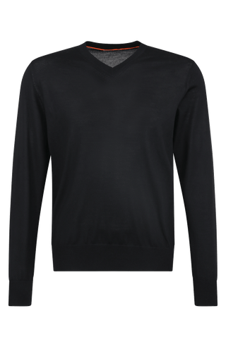 Herren-Pullover mit klassischem V-Ausschnitt aus feiner, hochwertiger Wollqualität aus Italien. Besonders weich und angenehm auf der Haut, mit zeitlosem Design und feiner Strickstruktur. Rippstrickbündchen an Ärmeln und Saum sorgen für eine optimale Passform. Vielseitig kombinierbar – elegant unter dem Sakko oder lässig zur Jeans.