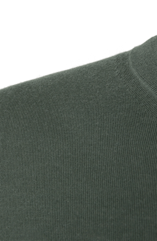 Herren-Pullover mit klassischem V-Ausschnitt aus feiner, hochwertiger Wollqualität aus Italien. Besonders weich und angenehm auf der Haut, mit zeitlosem Design und feiner Strickstruktur. Rippstrickbündchen an Ärmeln und Saum sorgen für eine optimale Passform. Vielseitig kombinierbar – elegant unter dem Sakko oder lässig zur Jeans.