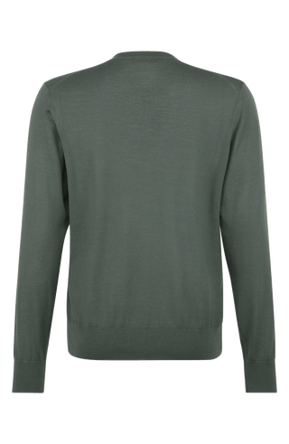 Herren-Pullover mit klassischem V-Ausschnitt aus feiner, hochwertiger Wollqualität aus Italien. Besonders weich und angenehm auf der Haut, mit zeitlosem Design und feiner Strickstruktur. Rippstrickbündchen an Ärmeln und Saum sorgen für eine optimale Passform. Vielseitig kombinierbar – elegant unter dem Sakko oder lässig zur Jeans.