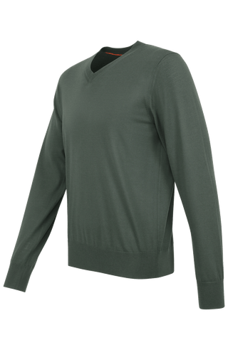Herren-Pullover mit klassischem V-Ausschnitt aus feiner, hochwertiger Wollqualität aus Italien. Besonders weich und angenehm auf der Haut, mit zeitlosem Design und feiner Strickstruktur. Rippstrickbündchen an Ärmeln und Saum sorgen für eine optimale Passform. Vielseitig kombinierbar – elegant unter dem Sakko oder lässig zur Jeans.
