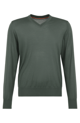 Herren-Pullover mit klassischem V-Ausschnitt aus feiner, hochwertiger Wollqualität aus Italien. Besonders weich und angenehm auf der Haut, mit zeitlosem Design und feiner Strickstruktur. Rippstrickbündchen an Ärmeln und Saum sorgen für eine optimale Passform. Vielseitig kombinierbar – elegant unter dem Sakko oder lässig zur Jeans.