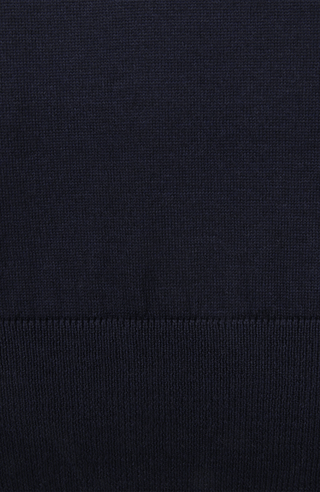 Herren-Pullover mit klassischem V-Ausschnitt aus feiner, hochwertiger Wollqualität aus Italien. Besonders weich und angenehm auf der Haut, mit zeitlosem Design und feiner Strickstruktur. Rippstrickbündchen an Ärmeln und Saum sorgen für eine optimale Passform. Vielseitig kombinierbar – elegant unter dem Sakko oder lässig zur Jeans.
