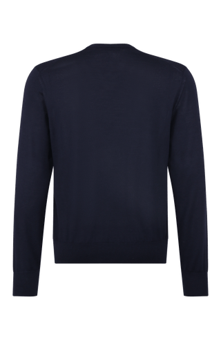 Herren-Pullover mit klassischem V-Ausschnitt aus feiner, hochwertiger Wollqualität aus Italien. Besonders weich und angenehm auf der Haut, mit zeitlosem Design und feiner Strickstruktur. Rippstrickbündchen an Ärmeln und Saum sorgen für eine optimale Passform. Vielseitig kombinierbar – elegant unter dem Sakko oder lässig zur Jeans.