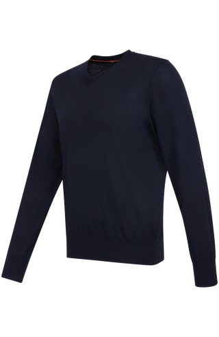 Herren-Pullover mit klassischem V-Ausschnitt aus feiner, hochwertiger Wollqualität aus Italien. Besonders weich und angenehm auf der Haut, mit zeitlosem Design und feiner Strickstruktur. Rippstrickbündchen an Ärmeln und Saum sorgen für eine optimale Passform. Vielseitig kombinierbar – elegant unter dem Sakko oder lässig zur Jeans.