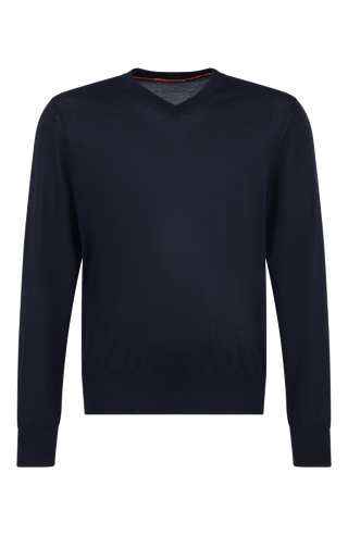 Herren-Pullover mit klassischem V-Ausschnitt aus feiner, hochwertiger Wollqualität aus Italien. Besonders weich und angenehm auf der Haut, mit zeitlosem Design und feiner Strickstruktur. Rippstrickbündchen an Ärmeln und Saum sorgen für eine optimale Passform. Vielseitig kombinierbar – elegant unter dem Sakko oder lässig zur Jeans.