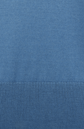 Herren-Pullover mit klassischem V-Ausschnitt aus feiner, hochwertiger Wollqualität aus Italien. Besonders weich und angenehm auf der Haut, mit zeitlosem Design und feiner Strickstruktur. Rippstrickbündchen an Ärmeln und Saum sorgen für eine optimale Passform. Vielseitig kombinierbar – elegant unter dem Sakko oder lässig zur Jeans.